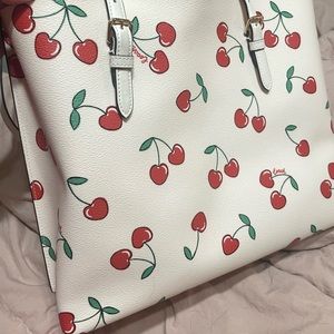 selling a new coach purse,i only used it once and im just looking for extra cash